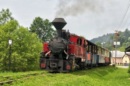 U autobusové zastávky Čierny Balog,obchodný dom, Autor: Karel Pryl