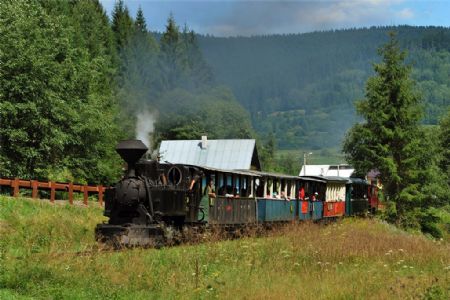 Posílený vlak na čele s U45.903 a na postrku s U46.903 míří do skanzenu Vydrovo, Autor: Radim Škopec