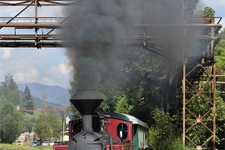 Průmyslovým zákoutím v Hronci projíždí U46.903 s osobním vlakem do Čierneho Balogu, Autor: Radim Škopec